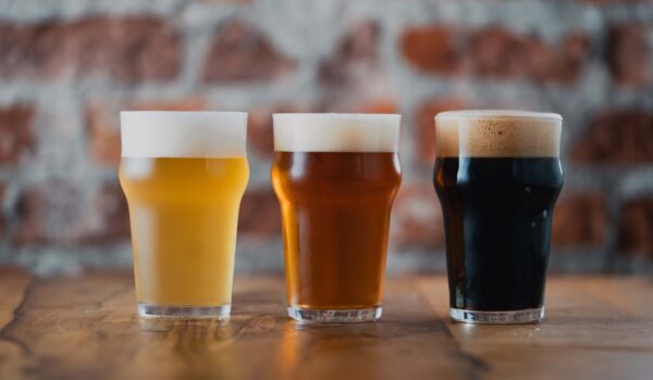 Foto de fondo, cervezas pinta rubia, roja y negra